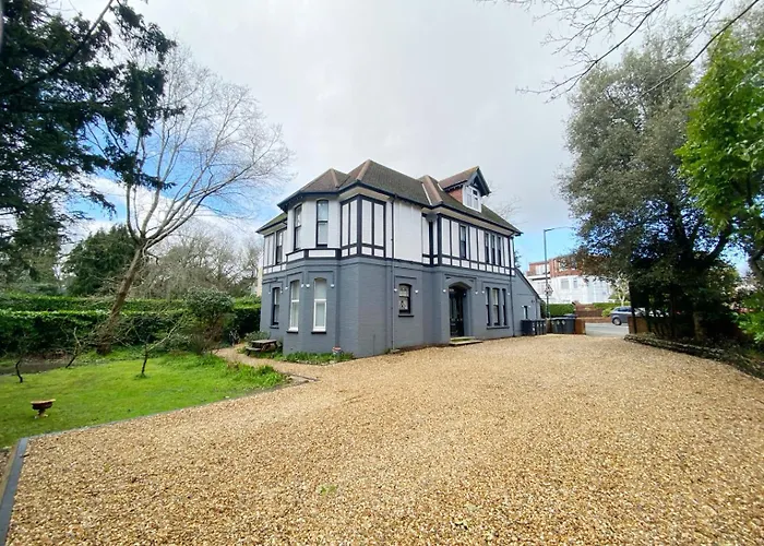 The Beach Hut Walk To Beach Sleeps 4 Parking Pet Friendly